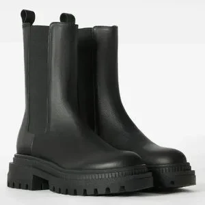 お値下げ！Bershkaのスニーカーブーツ Bershka（ベルシュカ）の「Bershka zip and stud detail chunky